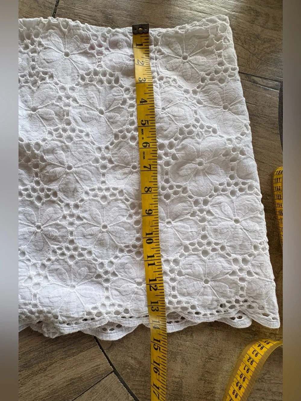 Lilly Pulitzer Tate White Eyelet Mini Skirt with scalloped hem Size 6 - Picture 11 of 11